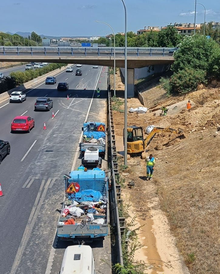 La rotura de una tubería durante unas obras deja sin agua a varias barriadas de Palma